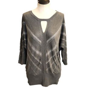 WOMENS New York & Co gray with silver cut out quarter sleeve top size Medium.